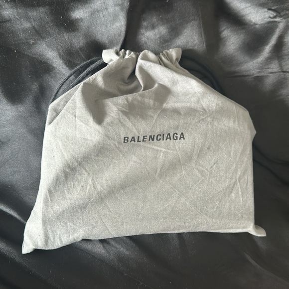 Women’s Hourglass Wallet on Chain Crocodile Embossed in Black. - Picture 3 of 3